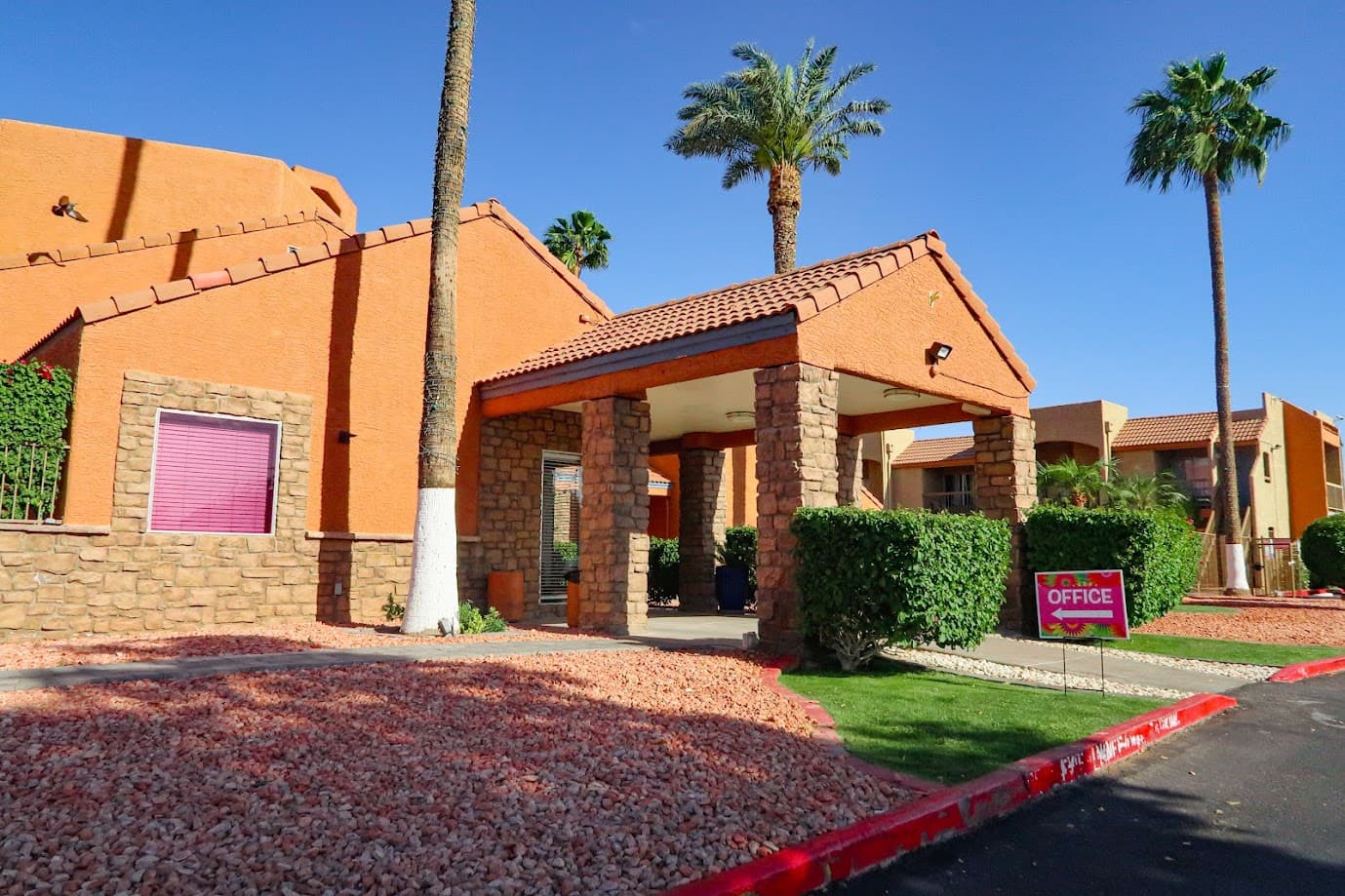 La Mesa Village Apartments grounds